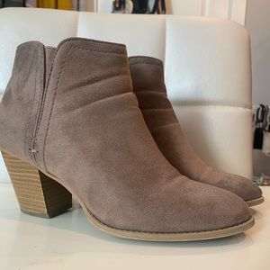 Women beige ankle booties, size 8